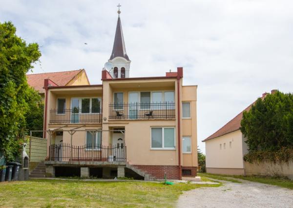 Na predaj dvojdom s rozľahlým pozemkom v centre obce Zlaté Klasy