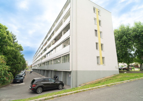 Na predaj priestranný 3-izbový byt s veľkou loggiou v Rači