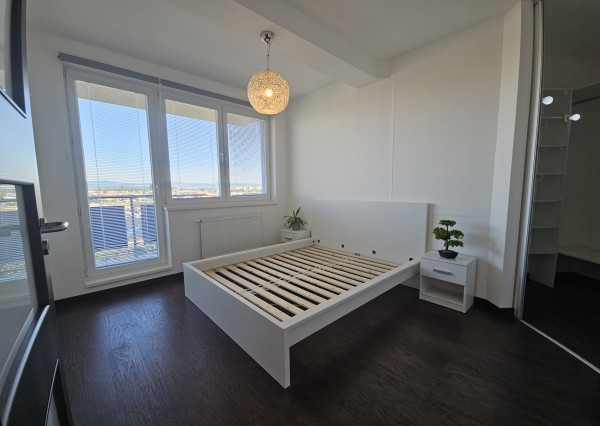 Na prenájom 2-izbový byt s vlastným parkovaním v Malackách