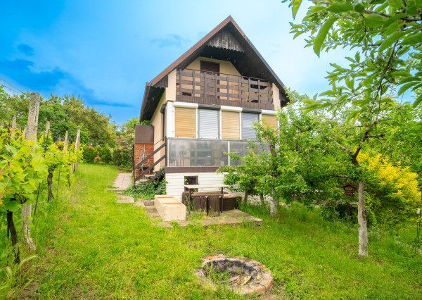 VÝRAZNÁ ZĽAVA: Na predaj záhradná chata s výhľadom na golfové ihrisko v Skalici