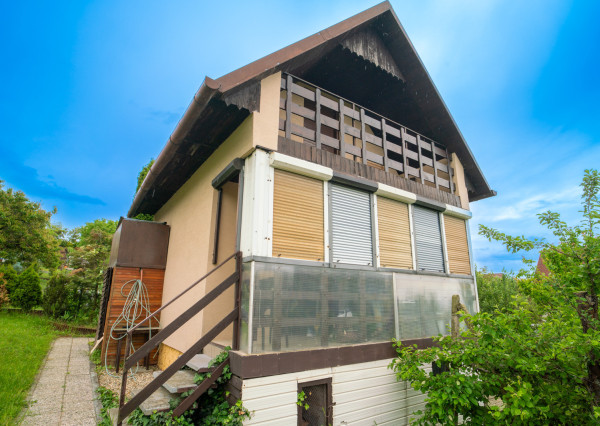 VÝRAZNÁ ZĽAVA: Na predaj záhradná chata s výhľadom na golfové ihrisko v Skalici