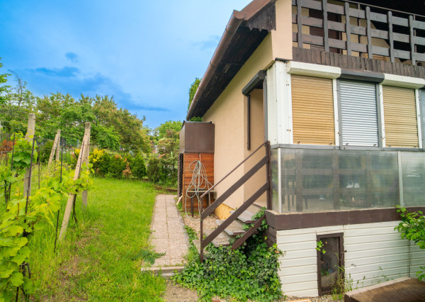 VÝRAZNÁ ZĽAVA: Na predaj záhradná chata s výhľadom na golfové ihrisko v Skalici