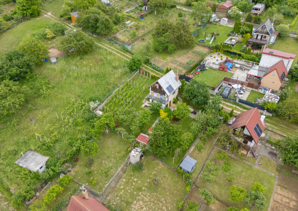 VÝRAZNÁ ZĽAVA: Na predaj záhradná chata s výhľadom na golfové ihrisko v Skalici