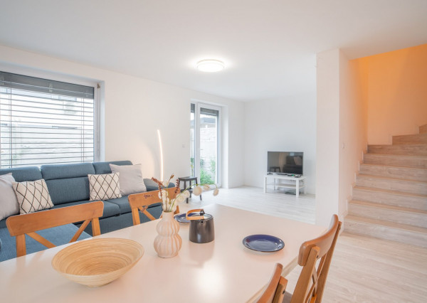 Na prenájom kompletne zariadený 4-izbový byt s benefitmi rodinného domu v Rovinke