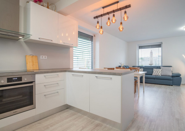 Na prenájom kompletne zariadený 4-izbový byt s benefitmi rodinného domu v Rovinke