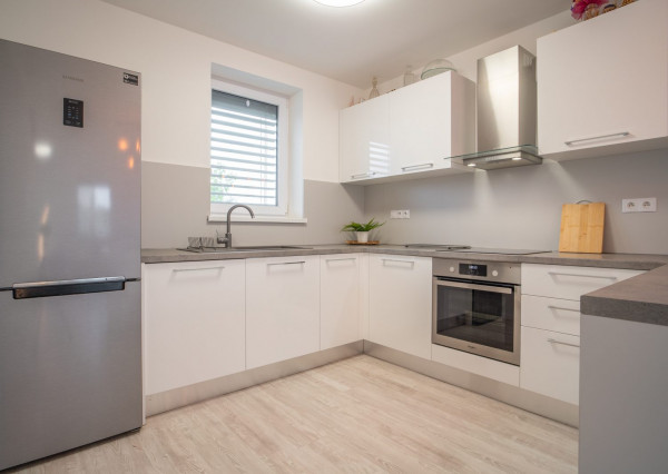 Na prenájom kompletne zariadený 4-izbový byt s benefitmi rodinného domu v Rovinke