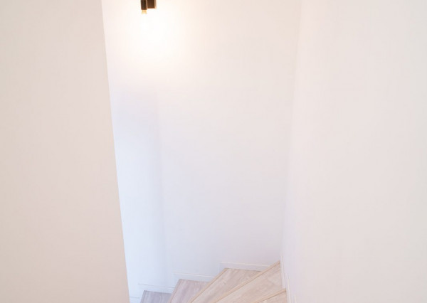 Na prenájom kompletne zariadený 4-izbový byt s benefitmi rodinného domu v Rovinke