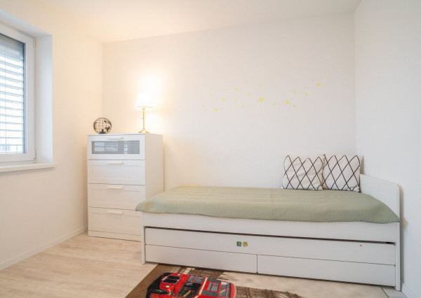 Na prenájom kompletne zariadený 4-izbový byt s benefitmi rodinného domu v Rovinke