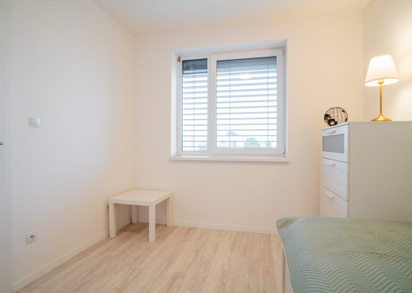 Na prenájom kompletne zariadený 4-izbový byt s benefitmi rodinného domu v Rovinke