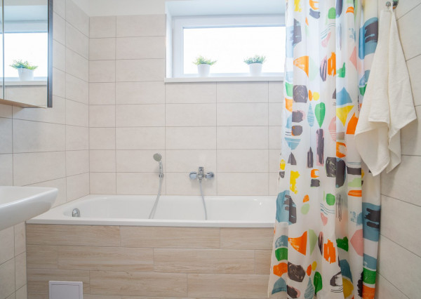 Na prenájom kompletne zariadený 4-izbový byt s benefitmi rodinného domu v Rovinke