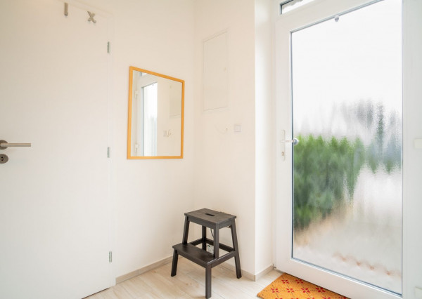 Na prenájom kompletne zariadený 4-izbový byt s benefitmi rodinného domu v Rovinke