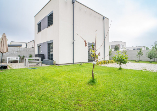 Na prenájom kompletne zariadený 4-izbový byt s benefitmi rodinného domu v Rovinke