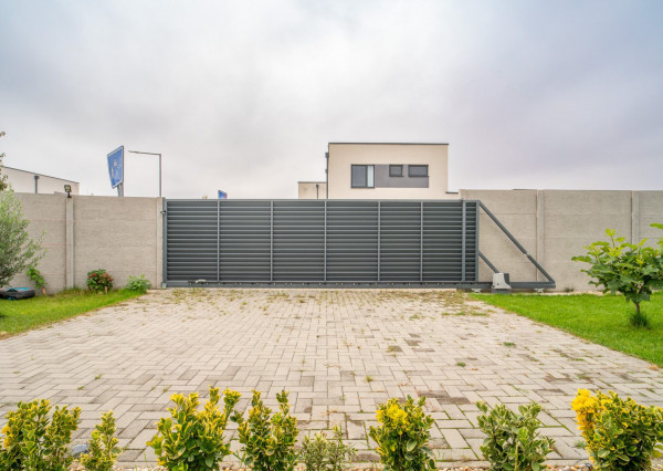 Na prenájom kompletne zariadený 4-izbový byt s benefitmi rodinného domu v Rovinke