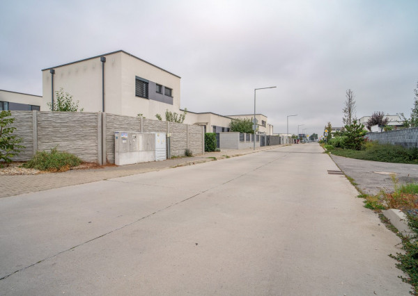 Na prenájom kompletne zariadený 4-izbový byt s benefitmi rodinného domu v Rovinke