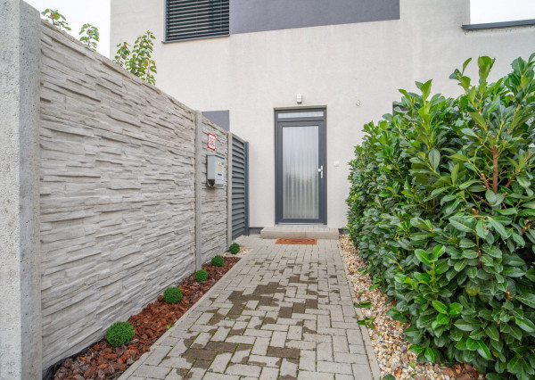 Na prenájom kompletne zariadený 4-izbový byt s benefitmi rodinného domu v Rovinke