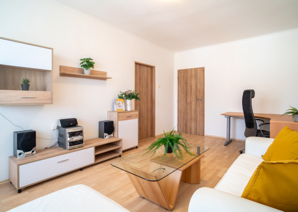 Na prenájom priestranný 3 izbový byt s balkónom v Malackách