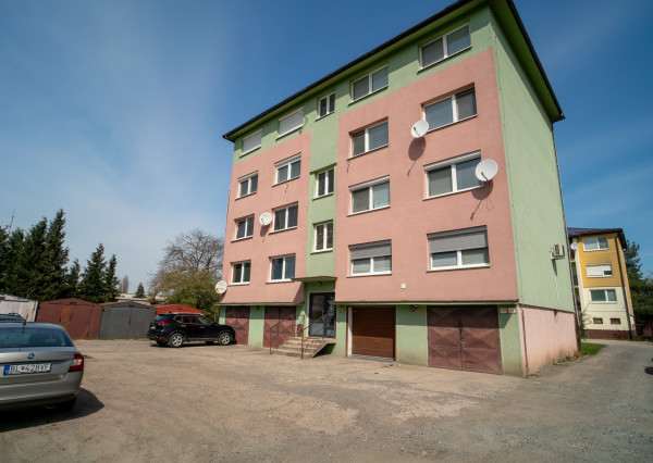 Na prenájom priestranný 3 izbový byt s balkónom v Malackách