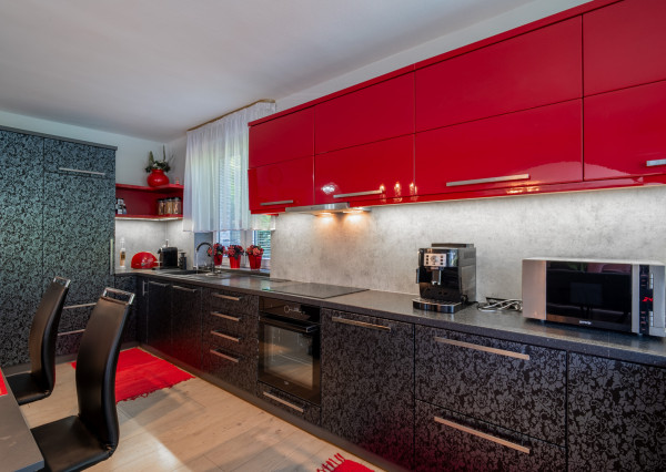 Na predaj rodinný dom s bazénom a saunou v Rohovciach