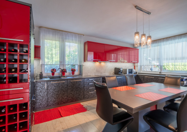 Na predaj rodinný dom s bazénom a saunou v Rohovciach