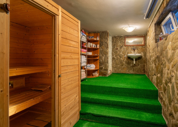 Na predaj rodinný dom s bazénom a saunou v Rohovciach