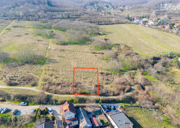 Na predaj perspektívny pozemok v Rači