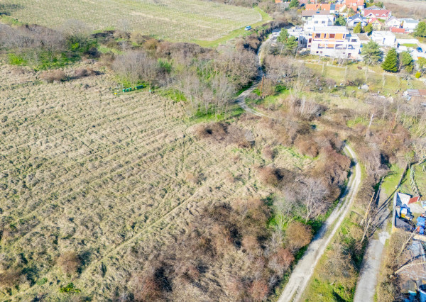 Na predaj perspektívny pozemok v Rači