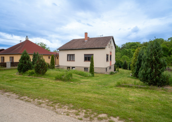 REZERVOVANÉ: Na predaj dvojgeneračný rodinný dom v obci Beladice