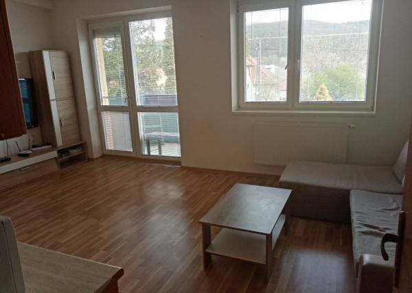 Rezervované ...Exkluzívne na prenájom 1 izb. byt  s balkónom - v obci Timoradza