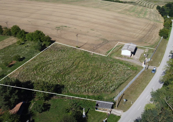 Na predaj stavebný pozemok s vínnym domom blízko Podhájskej