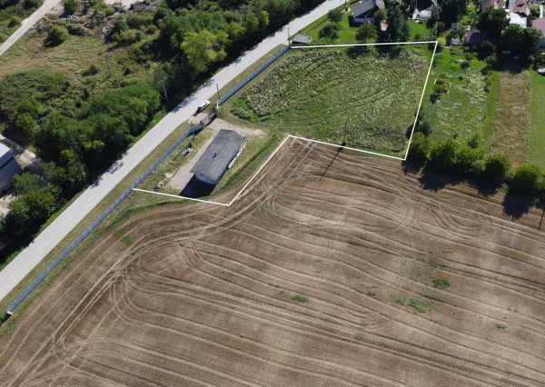 Na predaj stavebný pozemok s vínnym domom blízko Podhájskej