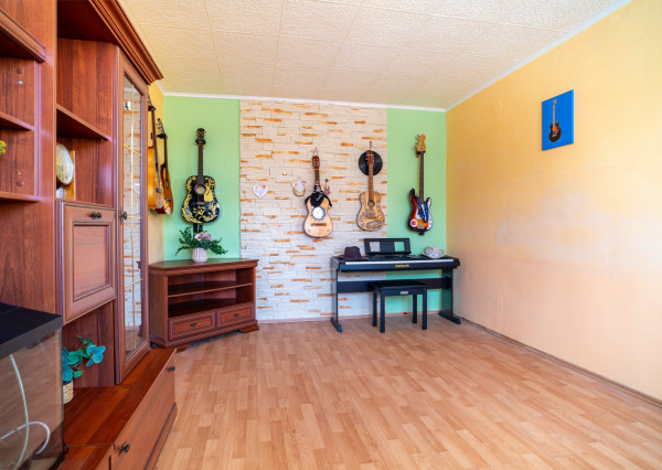 Na predaj zariadený 2-izbový byt s 2 balkónmi a pivnicou v meste Šaštín-Stráže