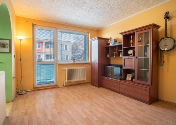 Na predaj zariadený 2-izbový byt s 2 balkónmi a pivnicou v meste Šaštín-Stráže