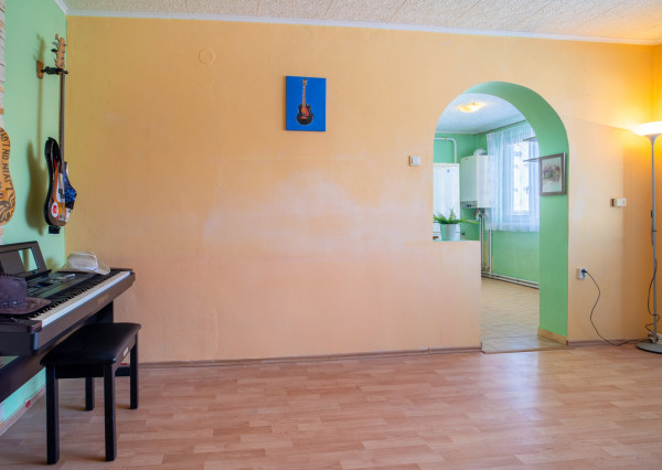 Na predaj zariadený 2-izbový byt s 2 balkónmi a pivnicou v meste Šaštín-Stráže