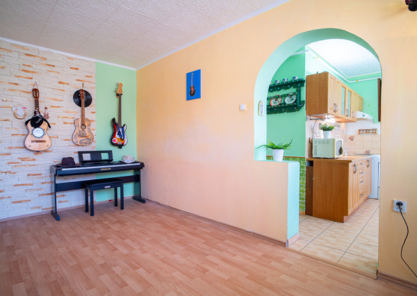 Na predaj zariadený 2-izbový byt s 2 balkónmi a pivnicou v meste Šaštín-Stráže