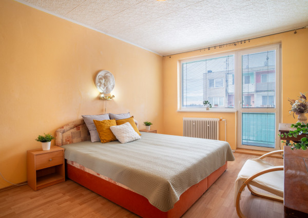 Na predaj zariadený 2-izbový byt s 2 balkónmi a pivnicou v meste Šaštín-Stráže