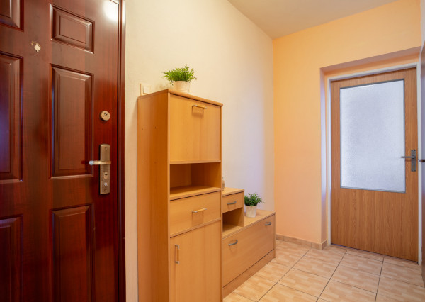 Na predaj zariadený 2-izbový byt s 2 balkónmi a pivnicou v meste Šaštín-Stráže