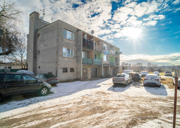 Na predaj zariadený 2-izbový byt s 2 balkónmi a pivnicou v meste Šaštín-Stráže