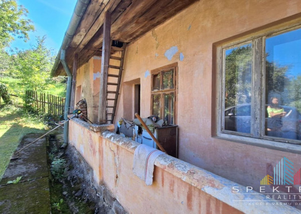 REZERVOVANÉ..Na predaj rodinný 2-izbový domček v pôvodnom stave – Zlatníky, okr. Bánovce nad Bebravou, pozemok 1200 m², tichá ulica, krásne prostredie