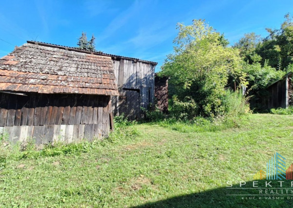 REZERVOVANÉ..Na predaj rodinný 2-izbový domček v pôvodnom stave – Zlatníky, okr. Bánovce nad Bebravou, pozemok 1200 m², tichá ulica, krásne prostredie