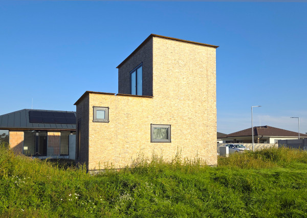 Na predaj stavebný pozemok s rozostavaným drevodomom v obci Lehnice - Sása