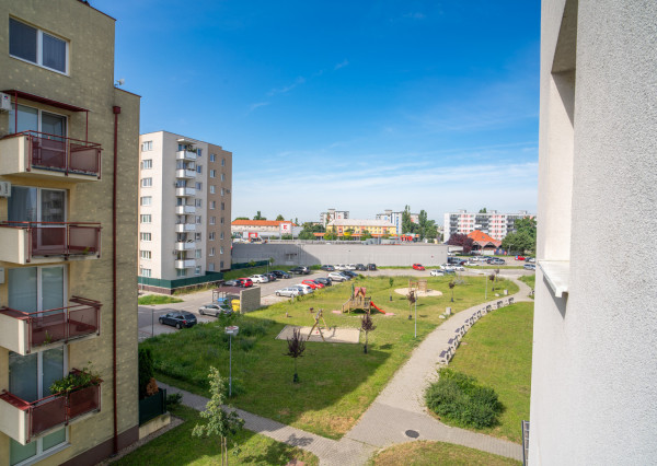 Na predaj moderný 3-izbový byt vo výbornej lokalite Serede