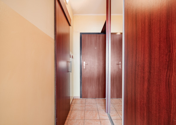 Na predaj čiastočne zariadená garsónka v Seredi