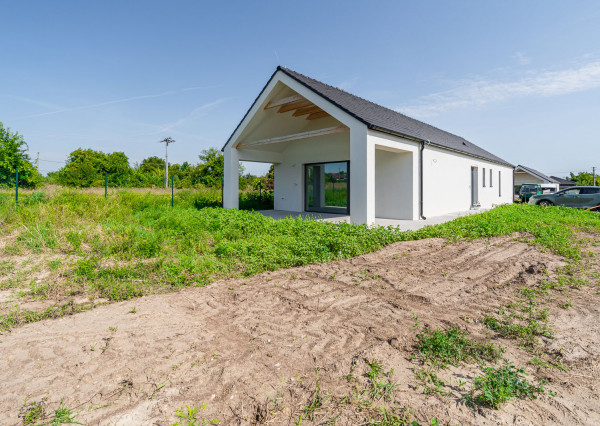 REZERVOVANÉ: Na predaj moderný 4-izbový rodinný dom v Šoporni