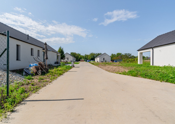 REZERVOVANÉ: Na predaj moderný 4-izbový rodinný dom v Šoporni