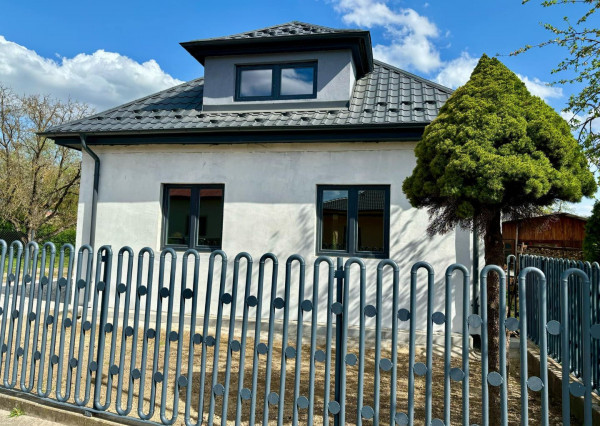 PREDAJ -Exkluzívna ponuka  3i RD - kompletná rekonštrukcia, terasa, pozemok 450m2 - Bánovcen/B / Biskupice