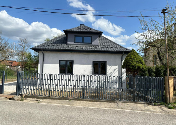 PREDAJ -Exkluzívna ponuka  3i RD - kompletná rekonštrukcia, terasa, pozemok 450m2 - Bánovcen/B / Biskupice