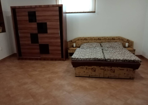 Na prenájom 2 izbový atypický byt v centre mesta BN