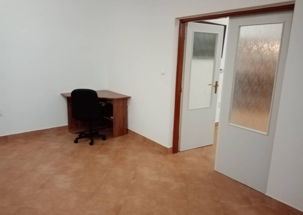 Na prenájom 2 izbový atypický byt v centre mesta BN