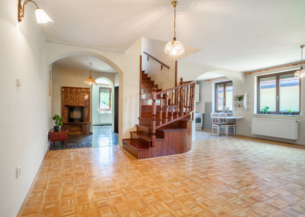 REZERVOVANÉ: Na predaj poschodová 6-izbová vila v srdci Dunajskej Stredy