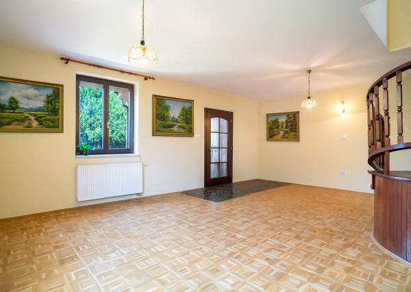 REZERVOVANÉ: Na predaj poschodová 6-izbová vila v srdci Dunajskej Stredy